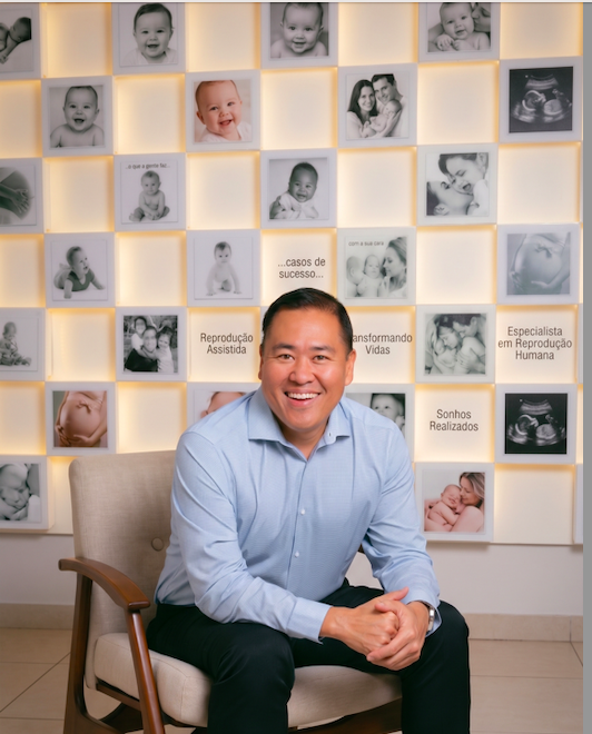Dr. Danilo Koga Morimoto, médico ginecologista e obstetra, em seu consultório em Uberaba, MG